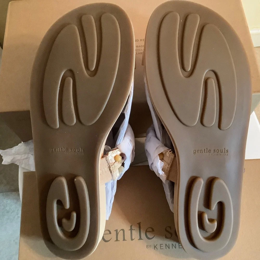 Gentle Souls Lentini Beaded Toe Loop Sandal Tan Leather SZ 9
